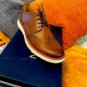 Brown wing tip brown oxfords. Only worn once. In great condition.